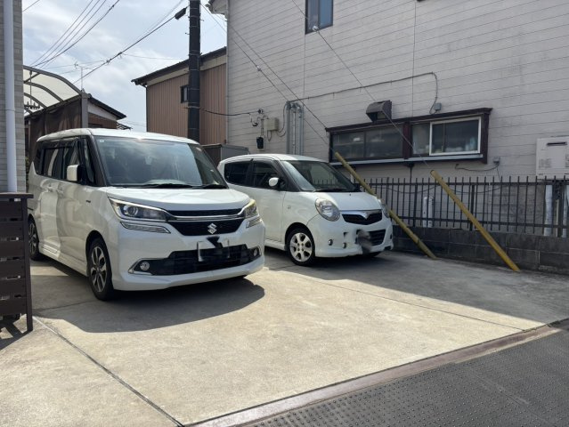 野田市次木　中古戸建　平成29年築の駐車場|ご家族でお車に乗る方に！駐車場2台分あります！					
