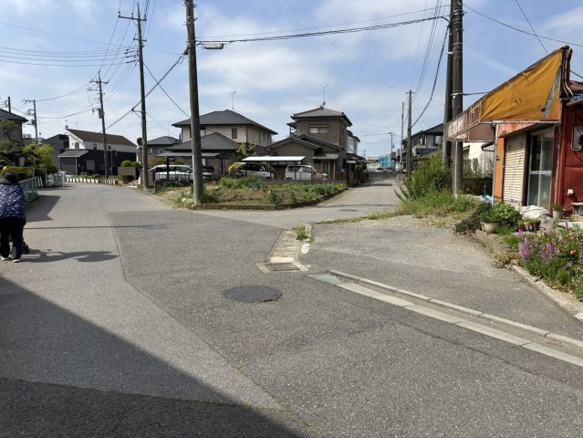 野田市次木　中古戸建　平成29年築の前面道路含む現地写真|交通量の少ない前面道路は、小さなお子様のいるご家庭でも安心です！