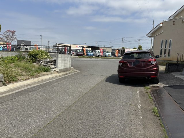 野田市次木　中古戸建　平成29年築の前面道路含む現地写真|前面道路も幅が広いため車庫入れも安心です(^^)/							
