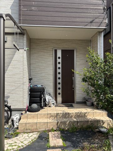 野田市次木　中古戸建　平成29年築の玄関|南向きで明るい玄関です♪