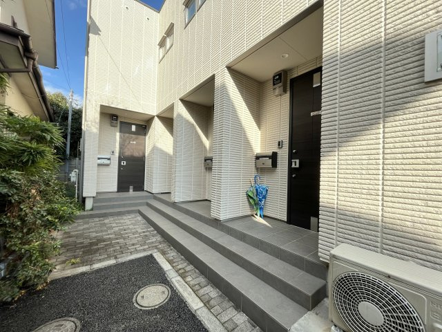 ヘリコニアのエントランス|閑静な住宅街