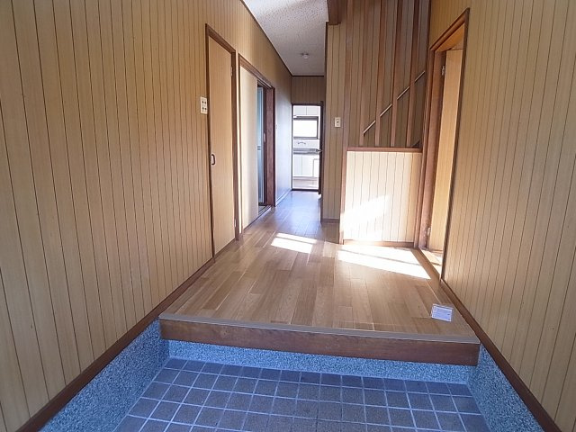 神戸市北区鈴蘭台南町７丁目の一戸建ての玄関|ゆったりした玄関