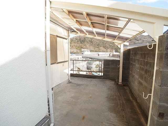 神戸市北区鈴蘭台南町７丁目の一戸建てのバルコニー|屋根付きテラス、洗濯物沢山干せます