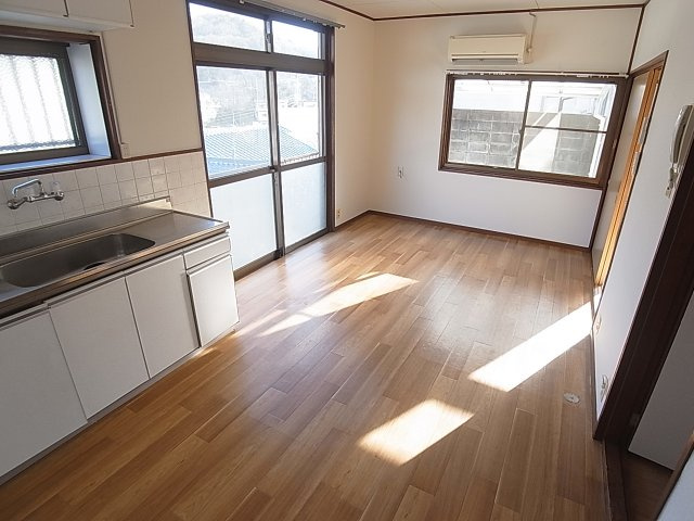 神戸市北区鈴蘭台南町７丁目の一戸建ての居間・リビング|多面採光で明るさ、風通しも良好なダイニング