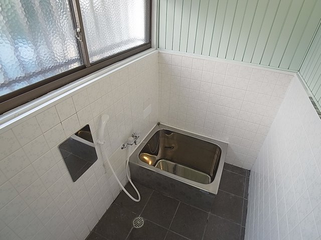 神戸市北区鈴蘭台南町７丁目の一戸建ての浴室|窓が大きいバスルーム