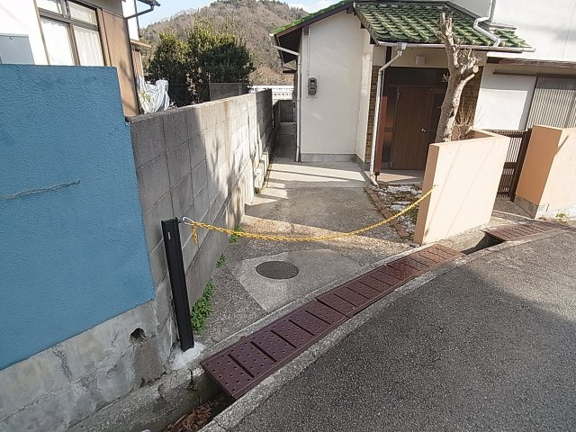 神戸市北区鈴蘭台南町７丁目の一戸建ての駐車場|敷地内駐車場、少し狭いのでご注意下さい