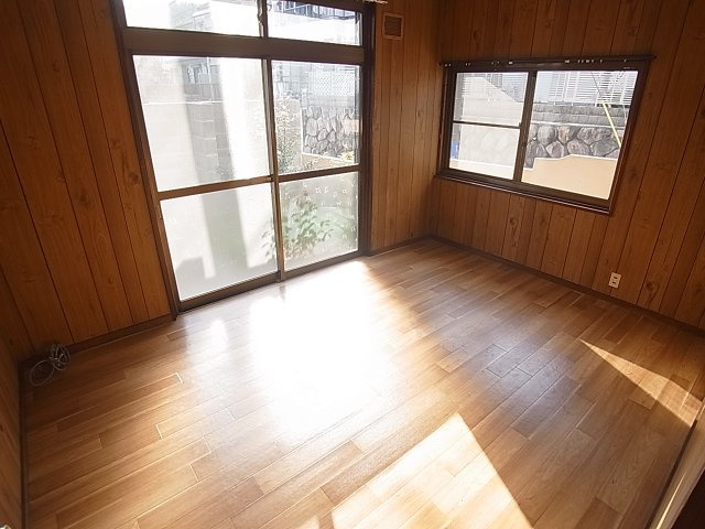 神戸市北区鈴蘭台南町７丁目の一戸建ての内装|2面採光の明るい洋室