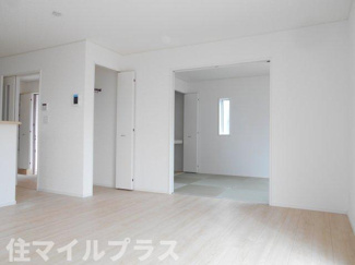 【居間・リビング】 | 矢吹町一本木新築一戸建て7棟 | こちらのリビングで趣味の時間をお楽しみください