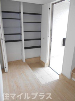 【玄関】 | 矢吹町一本木新築一戸建て7棟 | 収納もある玄関です