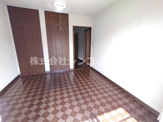 【洋室】 | 久喜市栗原一丁目　中古戸建 | 収納も充実した2階の洋室です。南側の窓がバルコニーに繋がっています。