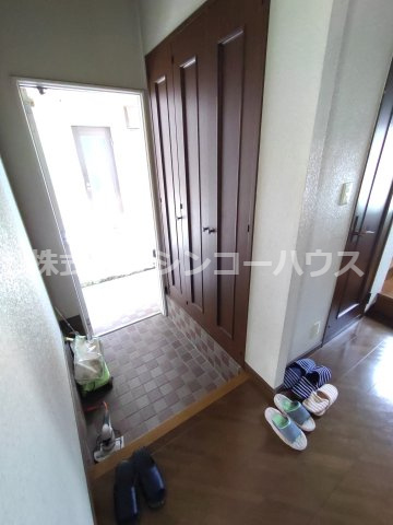 【玄関】 | 久喜市栗原一丁目　中古戸建 | 下駄箱がついている玄関です。