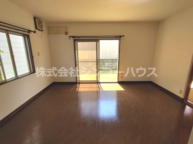 【居間・リビング】 | 久喜市栗原一丁目　中古戸建 | キッチンからリビングを撮影しています。