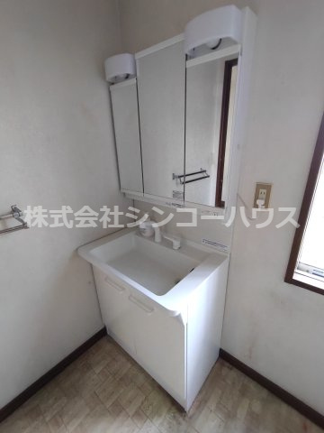【独立洗面台】 | 久喜市栗原一丁目　中古戸建 | 朝の支度に嬉しい大きな鏡付きの洗面台です。