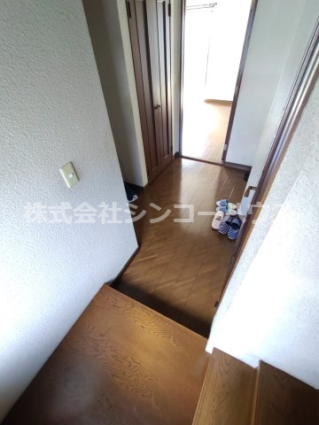 【内装】 | 久喜市栗原一丁目　中古戸建 | 階段から撮影した玄関ホール部分です。