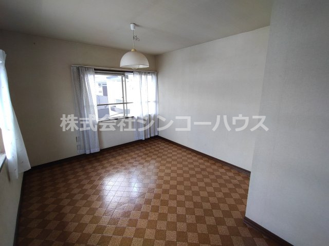 【洋室】 | 久喜市栗原一丁目　中古戸建 | 2階北側の洋室。窓が2か所あります！
