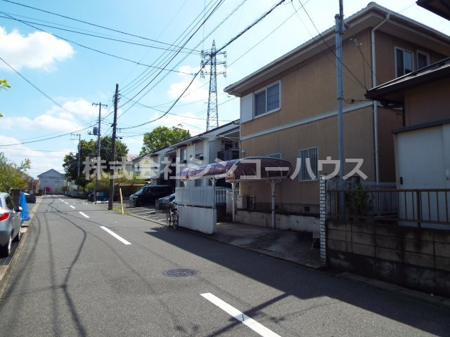 【前面道路含む現地写真】 | 久喜市栗原一丁目　中古戸建 | 前面道路の車通りもそこまで多くはありません。