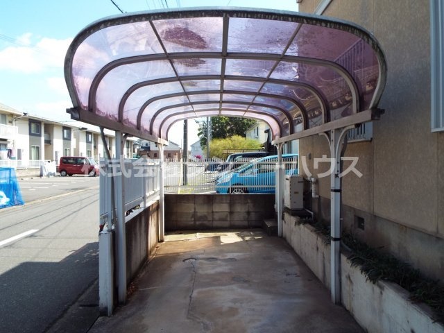 【駐車場】 | 久喜市栗原一丁目　中古戸建 | 悪天候からも車を守れるカーポートがあります！