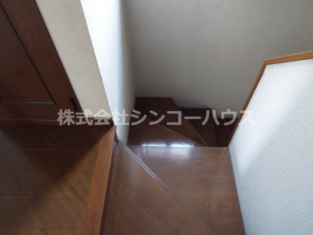 【内装】 | 久喜市栗原一丁目　中古戸建 | 2階踊り場から階段を撮影しています。