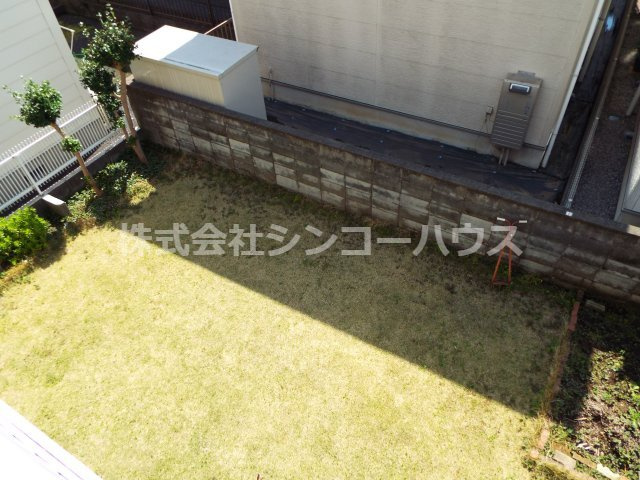 【庭】 | 久喜市栗原一丁目　中古戸建 | バルコニーから庭を撮影しています。