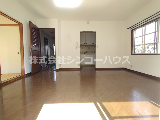 【居間・リビング】 | 久喜市栗原一丁目　中古戸建 | ゆとりのリビングには南側の窓から陽射しが入ります。