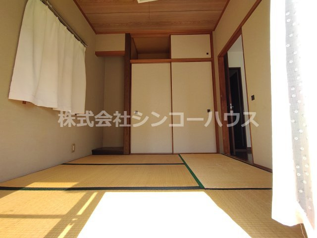 【和室】 | 久喜市栗原一丁目　中古戸建 | 約4.5畳の和室には床の間と押入があります。