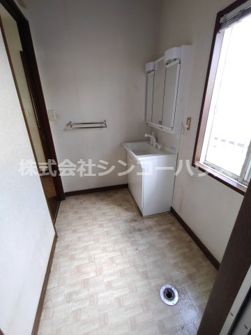 【独立洗面台】 | 久喜市栗原一丁目　中古戸建 | 広めの洗面脱衣所。