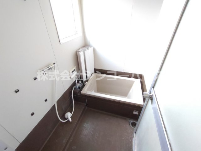 【浴室】 | 久喜市栗原一丁目　中古戸建 | お風呂に窓があると換気がしっかりできますね。