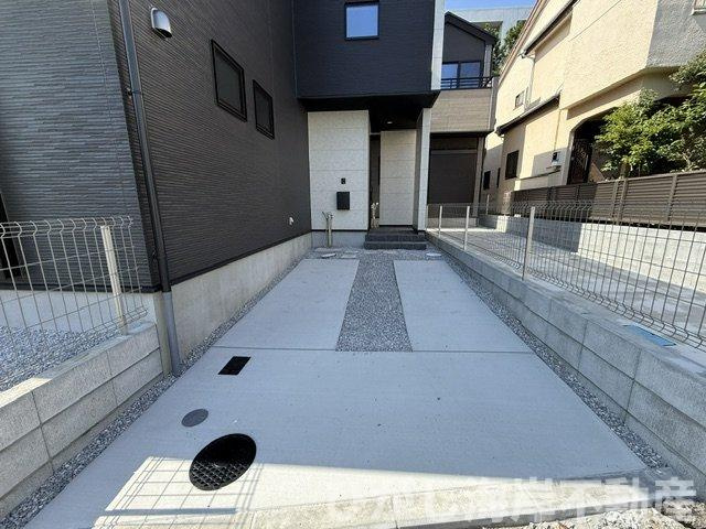 平塚市袖ヶ浜　新築戸建　全３棟の庭|駐車スペース