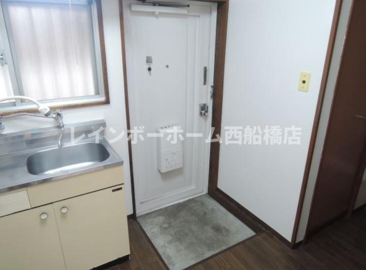 本八幡サンローズの玄関