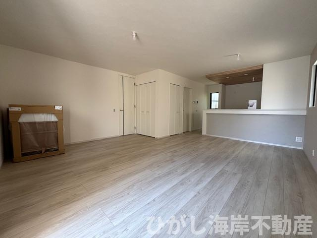 平塚市袖ヶ浜　新築戸建　全３棟の前面道路含む現地写真|4月9日撮影　建築中　現地外観