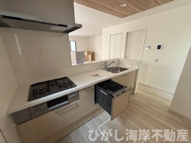 平塚市袖ヶ浜　新築戸建　全３棟の居間・リビング|4月9日撮影　建築中　20帖　LDK