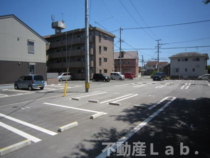 グランドソレイユ八幡 B棟の駐車場