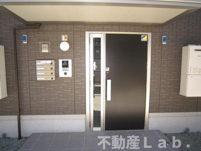 グランドソレイユ八幡 B棟のエントランス