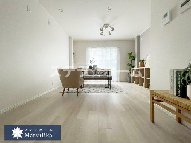安田3 中古戸建の居間・リビング|ゆったり過ごせるリビングです