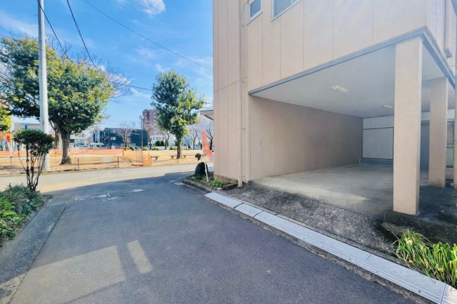 前橋市南町三丁目の前面道路含む現地写真|天候にも左右されない駐車スペース