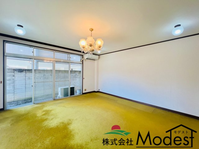 前橋市南町三丁目の居間・リビング|１階の広々とした洋間◎