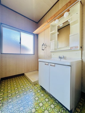 前橋市南町三丁目の洗面所|洗濯機を設置してもゆとりのある洗面脱衣所◎