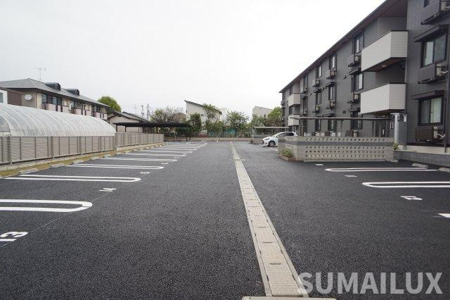スペチアーレ・セレーナの駐車場