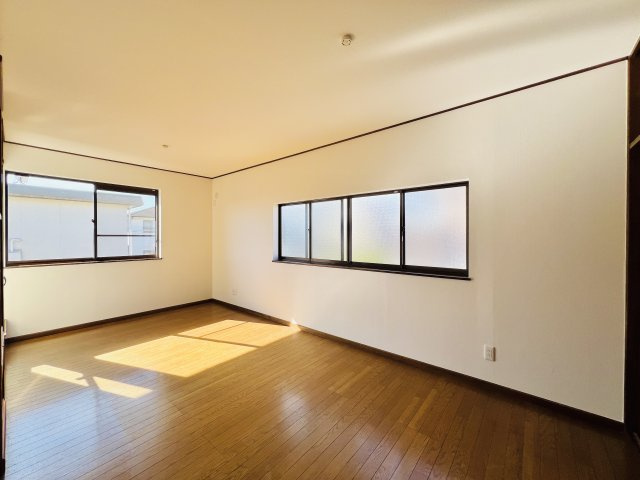 前橋市田口町の洋室|9帖の洋室は、大きいベッドを設置してもゆとりのある空間♪