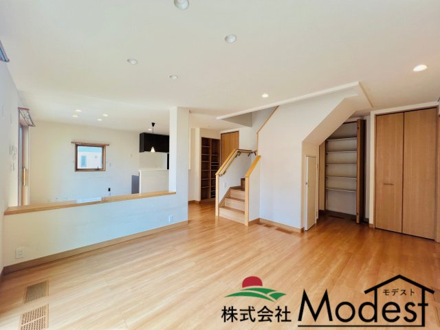 太田市新田市野井町の居間・リビング|リビング階段で、ご家族も自然と集まる空間に♪