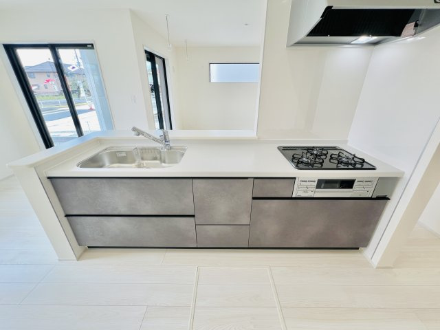 太田下田島町のキッチン|収納も充実の対面式キッチンでご家族との会話も弾みます♪