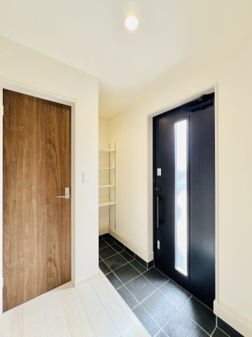 太田下田島町の玄関|横長に広い玄関は、履物の着脱もスムーズに♪