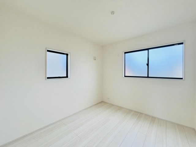 太田下田島町の洋室|家の中心に位置する5.25帖の洋室♪