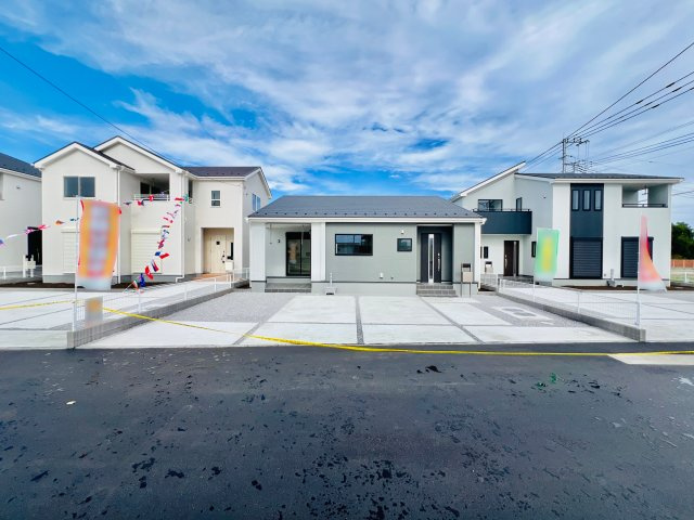 太田下田島町の前面道路含む現地写真|間口も広く駐車も楽々♪