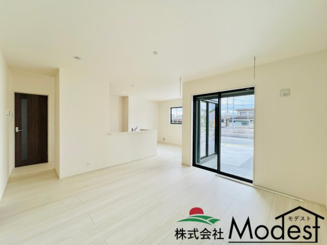 太田下田島町の居間・リビング|大きい窓から明るい日差しが差し込むリビング♪