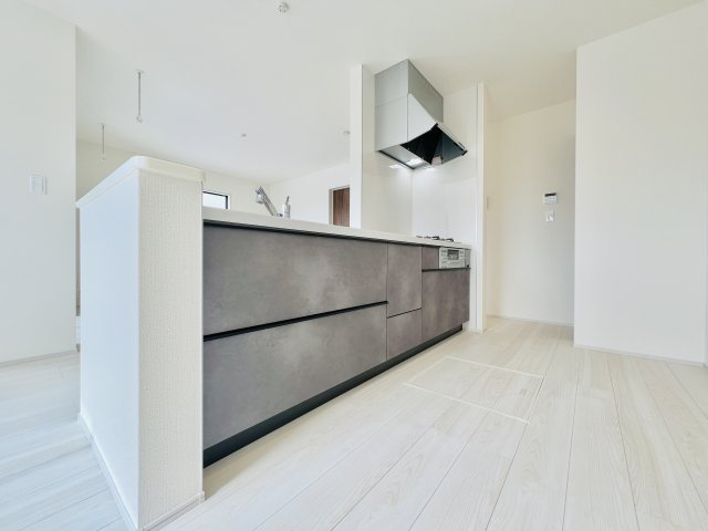 太田下田島町のキッチン|作業スペースも広いキッチンは、お料理も快適に♪