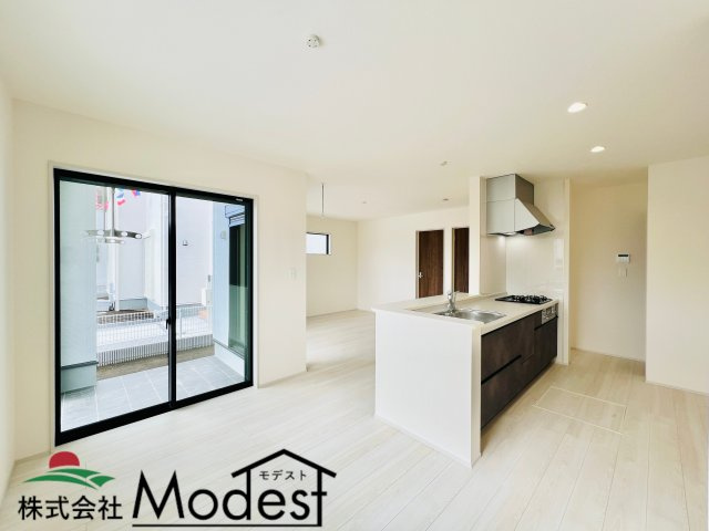 太田下田島町の居間・リビング|家具の配置も考えやすく、ご家族も自然と集まるリビング♪