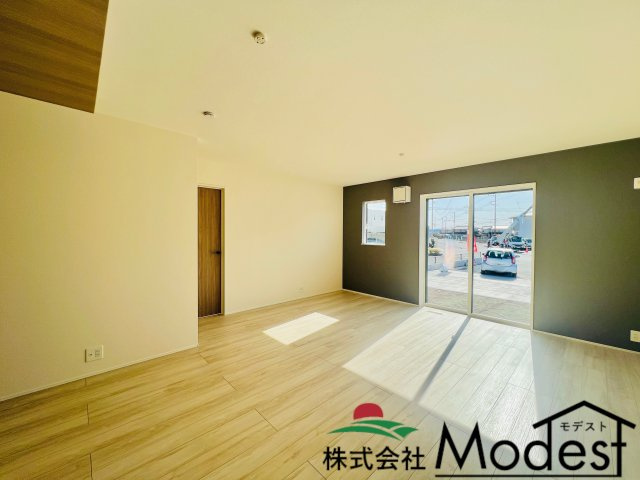 高崎市下之城町の居間・リビング|お家の中心に位置する18帖リビングは、ご家族も自然と集まる空間に♪