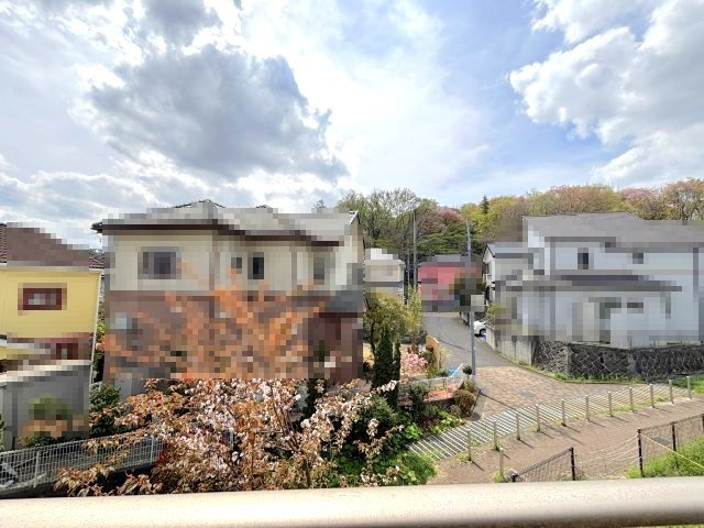 2階バルコニーからの展望。前面建物との距離が空いてるのも〇