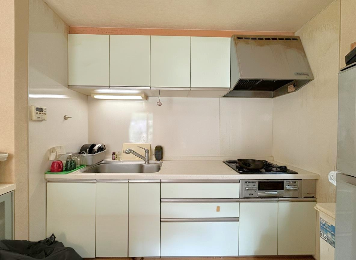吊戸棚付きのシステムキッチンです。※画像は実際の写真にAI加工（家具や調度品の削除や配置）を加えたもので実際とは異なる場合があります。
